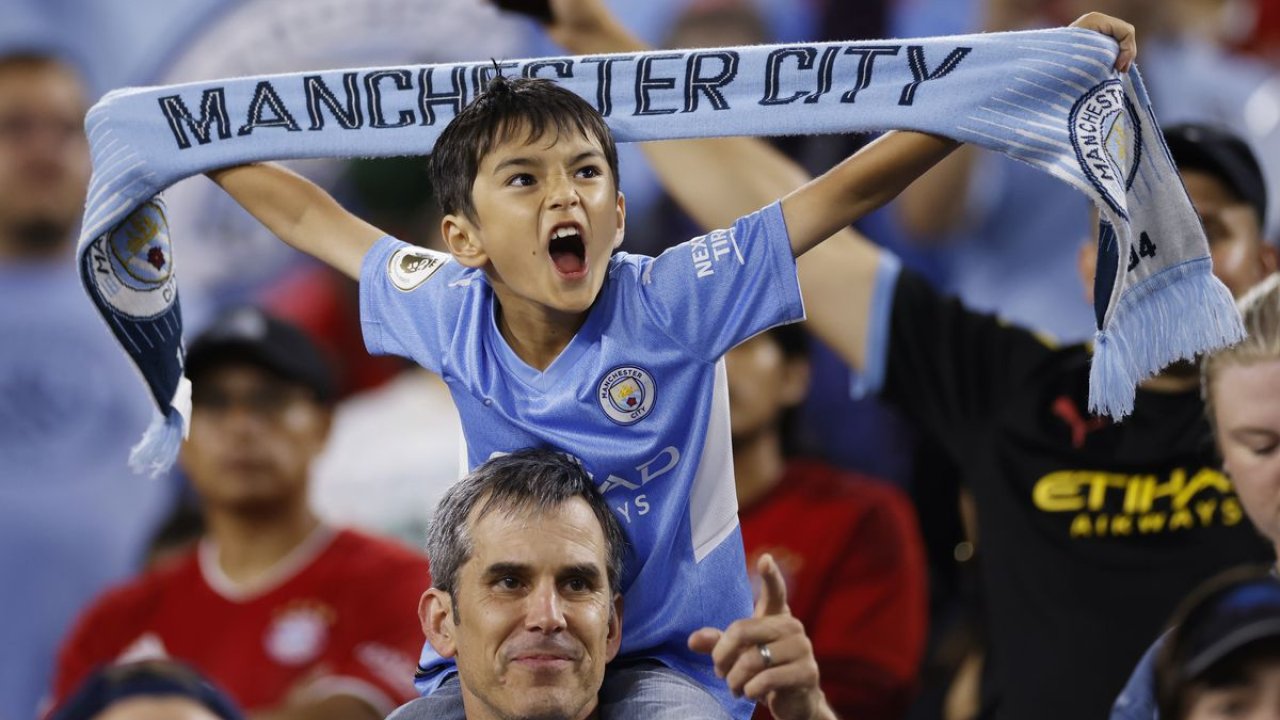 Manchester City'den taraftarların duygularını takip edebilen akıllı atkı!