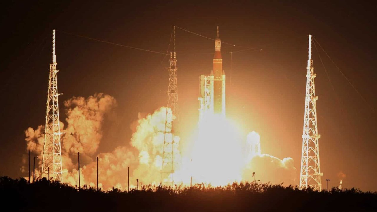 NASA'nın yeni nesil Artemis roketi, Apollo'dan 50 yıl sonra kalktı