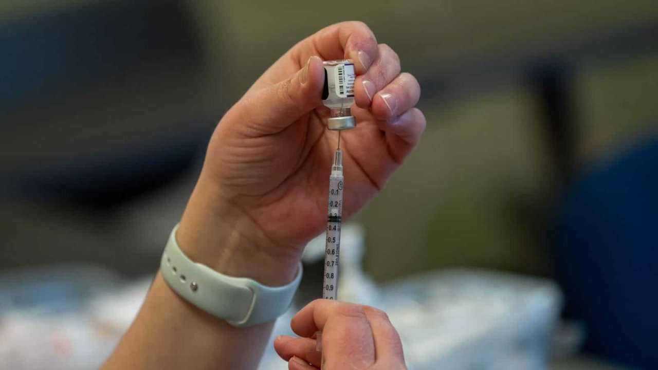 Covid aşısı yeniden bulaşmayı önleyebilir mi? Çalışma açıklıyor