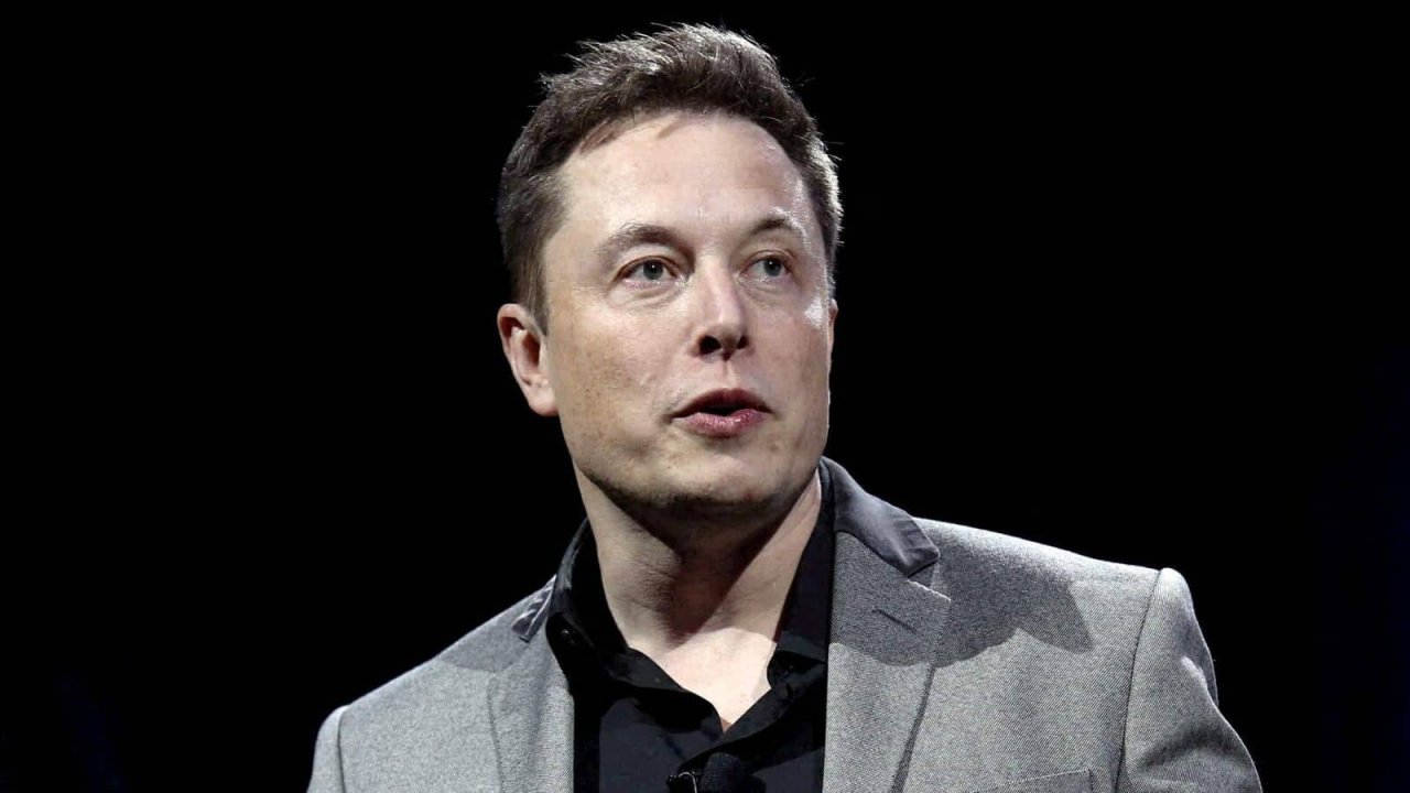 Musk, Neuralink'in altı ay içinde insan testine hazır olması gerektiğini söyledi