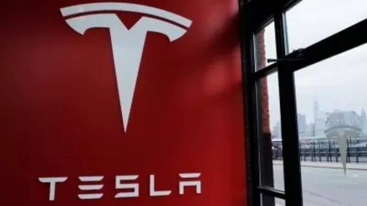 280 bin Tesla aracı hakkında direksiyon kontrol kaybı soruşturması!