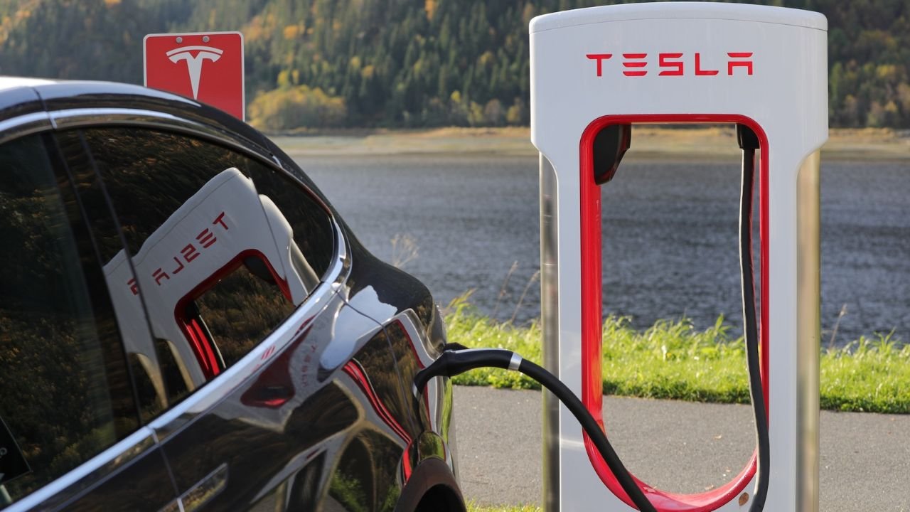 Önemli bir yenilik geldi! Tesla araçlar artık güneş enerjisiyle şarj edilebilecek