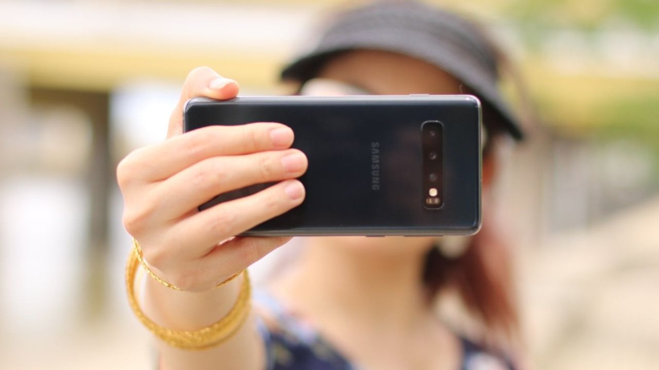 Ön kamerası en iyi olan telefonlar belli oldu: Selfie tutkunları bayılacak