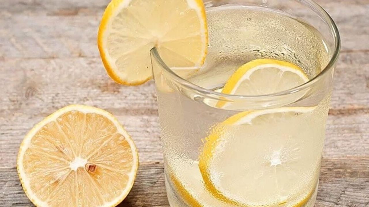 Limonlu su efsanesi boşa çıktı! Zayıflamak isterken ona zarar veriyor