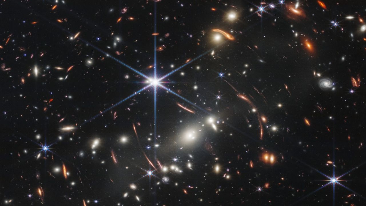 Evrenin en eski galaksisi keşfedildi: Görüntüler James Webb Uzay Teleskobuna yansıdı