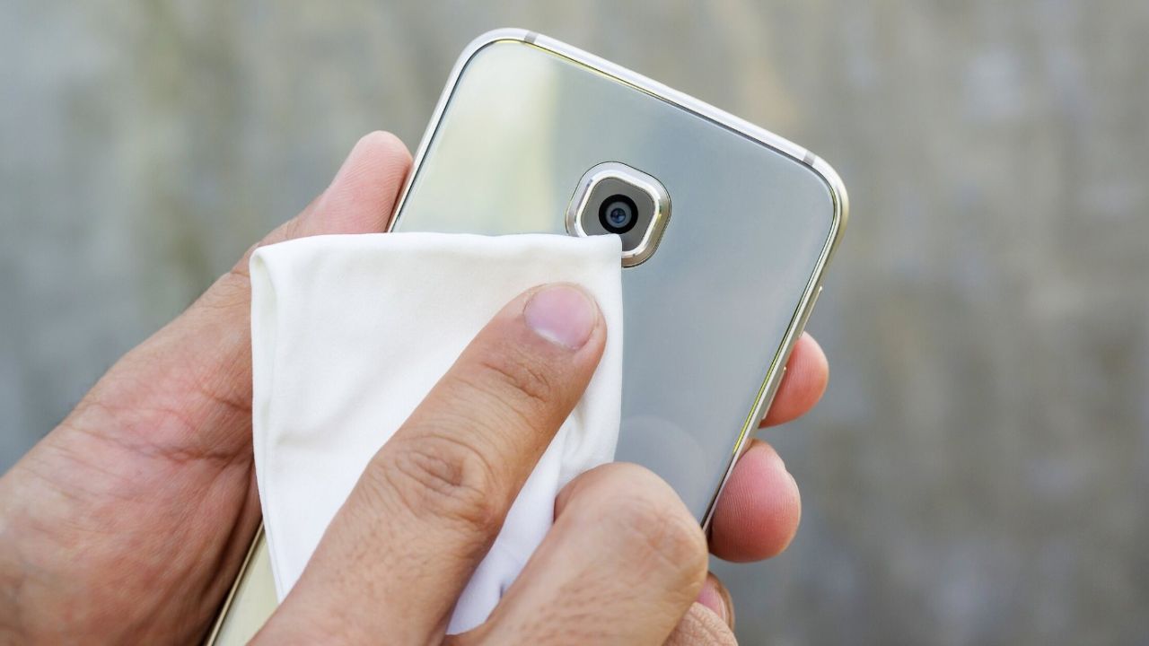 Telefonunu ıslak mendille silenlere kötü haber! Temizlik yaparken telefonunda olabilirsiniz: Sakın yapmayın!