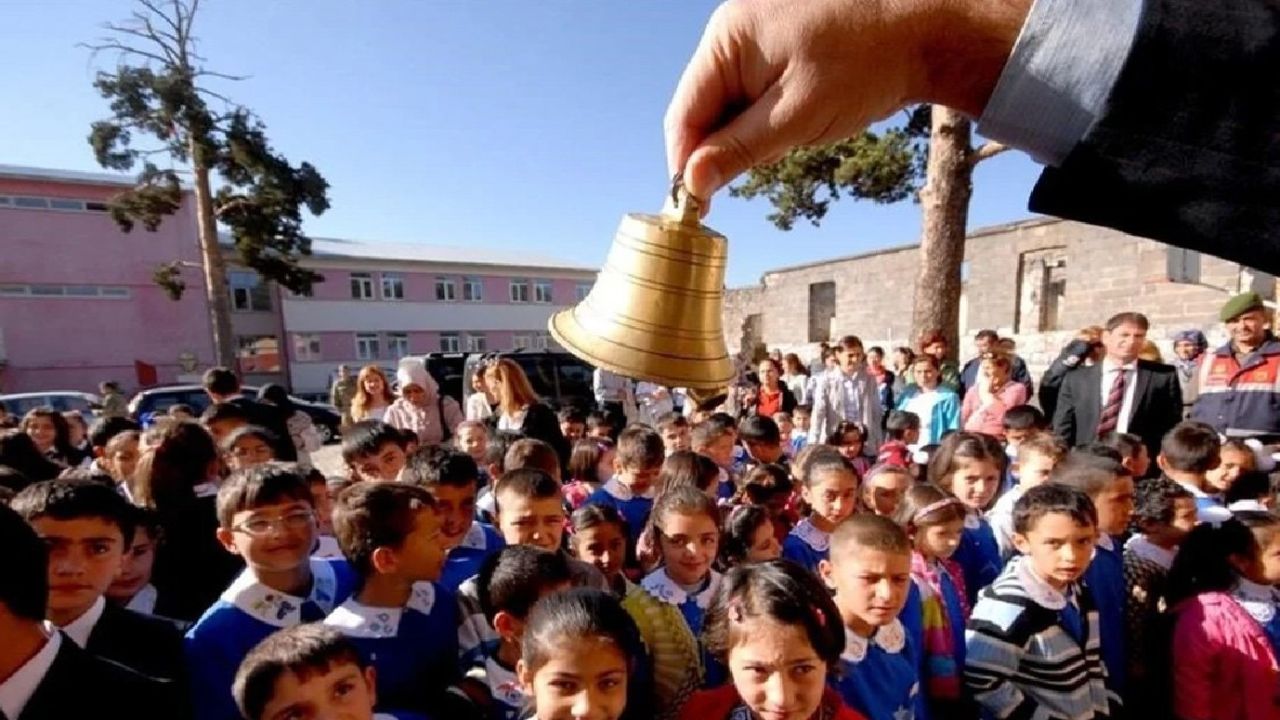 Öğrencileri sevindiren, velileri üzen haber! Okulların açılma tarihi değişti