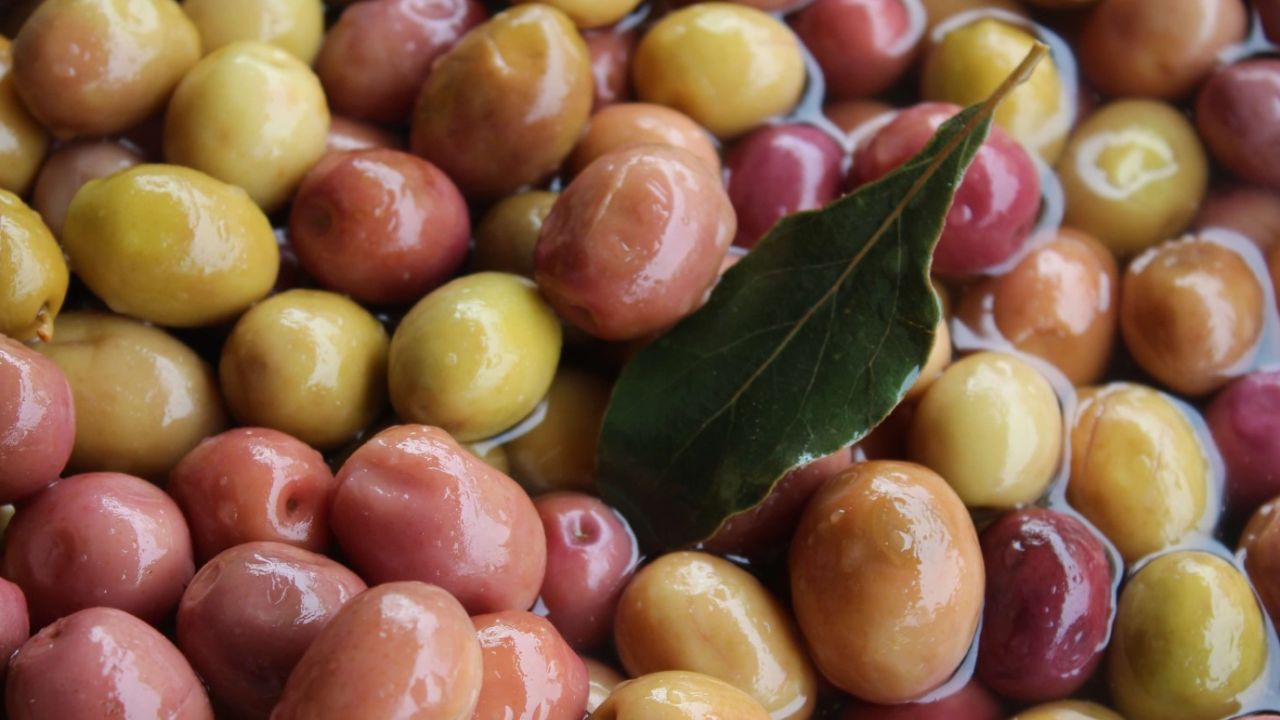 Zeytin yerken iki kere düşüneceksiniz! Böyle yiyenlere geçmiş olsun: O hastalık kapıda