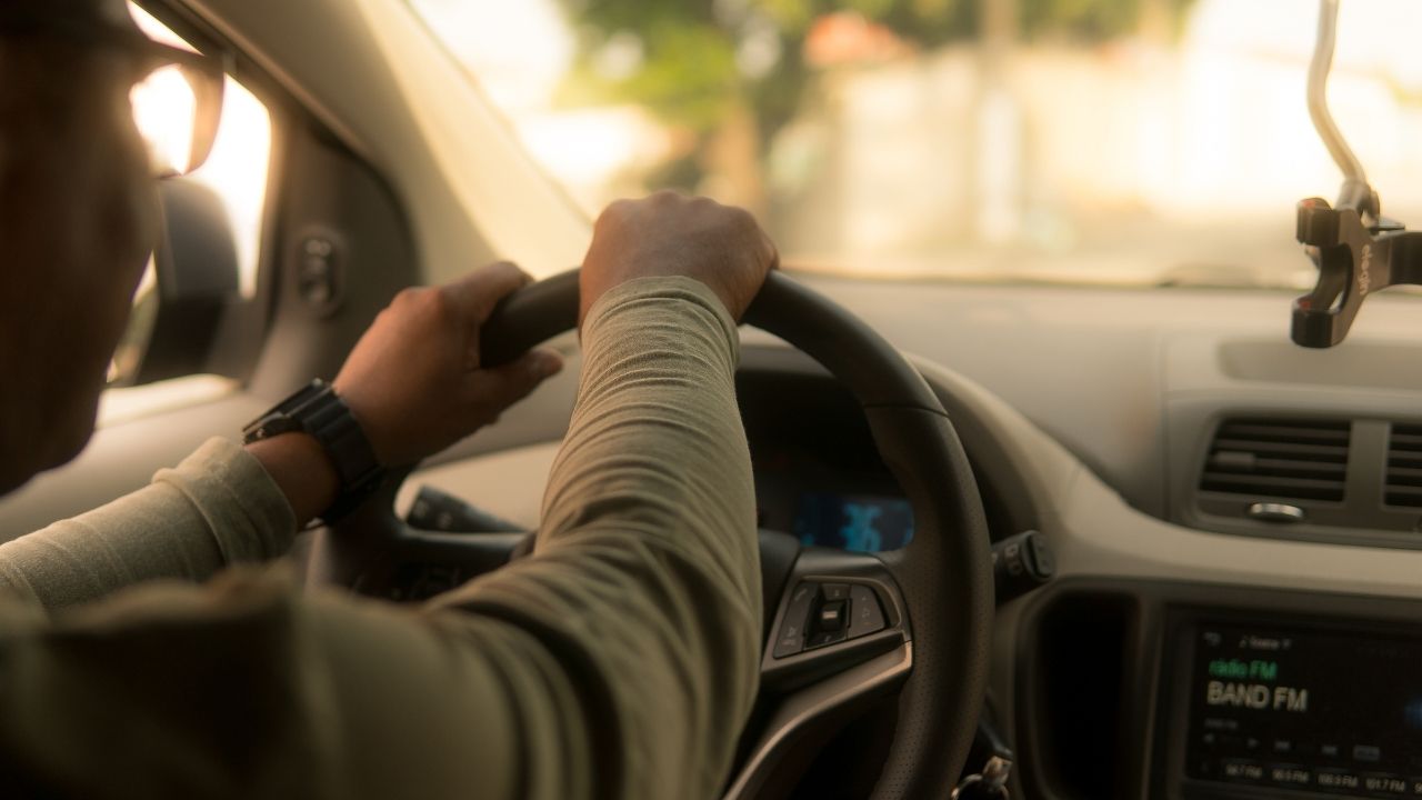 Araba kullanırken sırt ağrısını engellemek için ne yapılmalı?