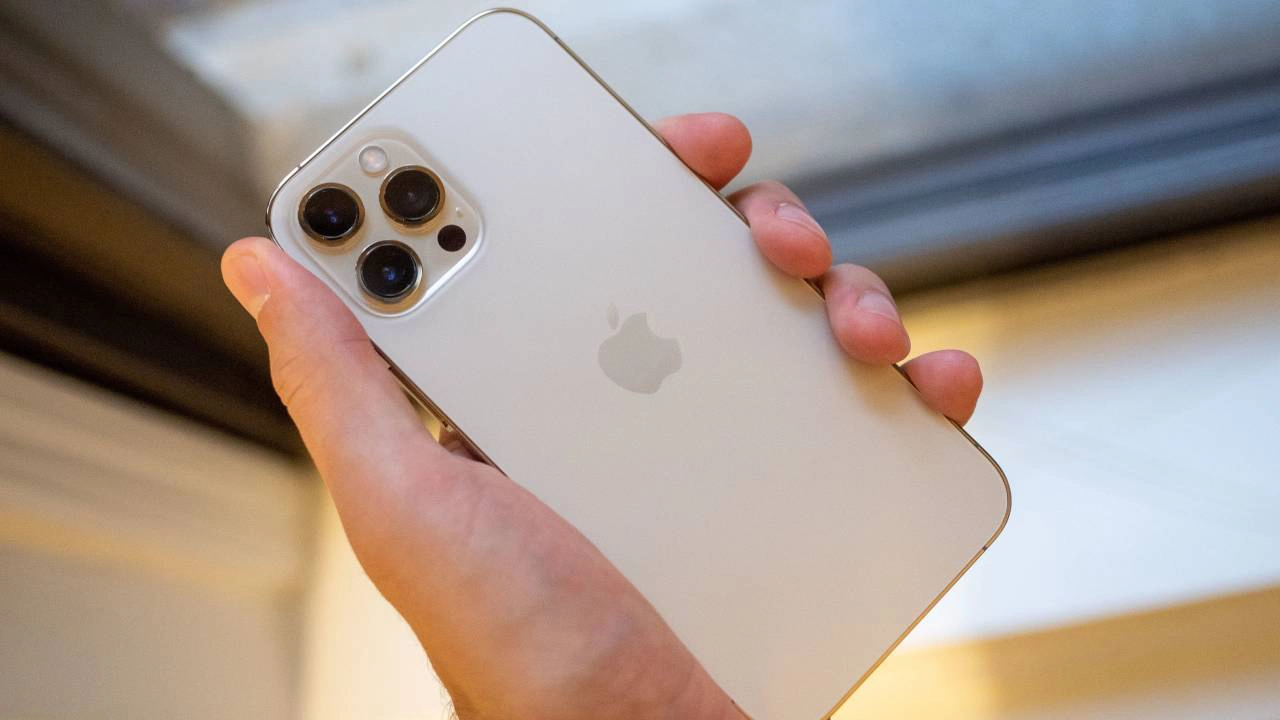 Apple, İndirimli iPhone 12 Pro Satışına Başladı
