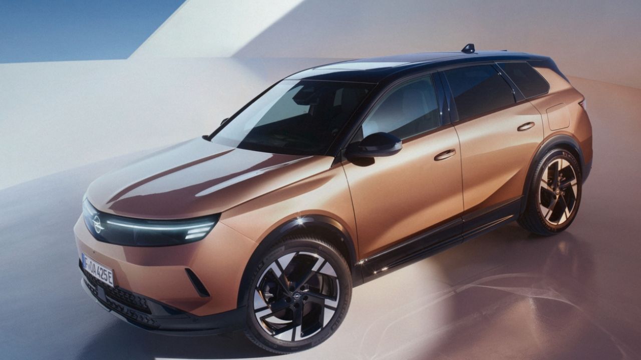 Opel, yeni nesil Grandland'ini tanıttı: Elektrikli versiyon ve teknolojik iyileştirmelerle dikkat çekiyor